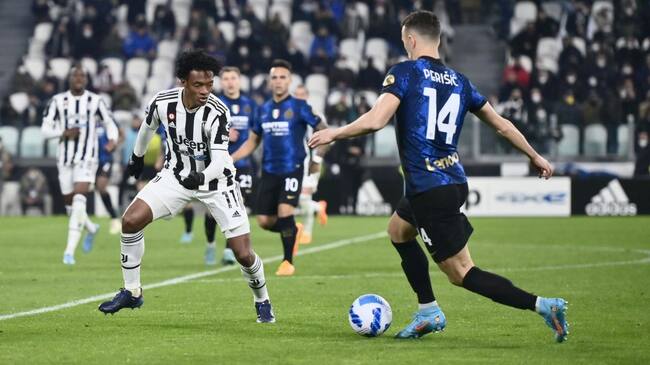 Juan Guillermo Cuadrado enfrentando a Ivan Perisic