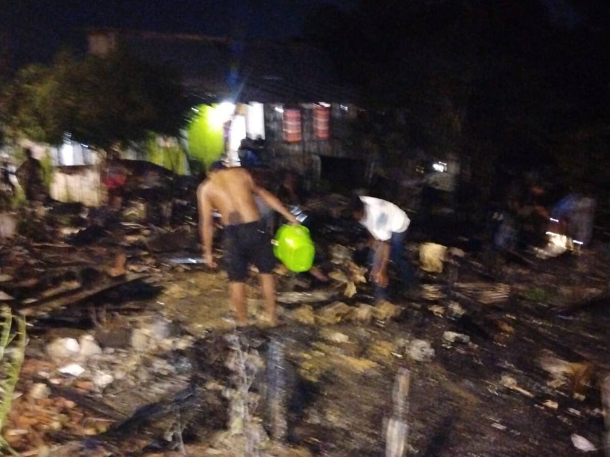 Incendio en barrio El Pozón de Cartagena arrasó con cuatro viviendas de madera