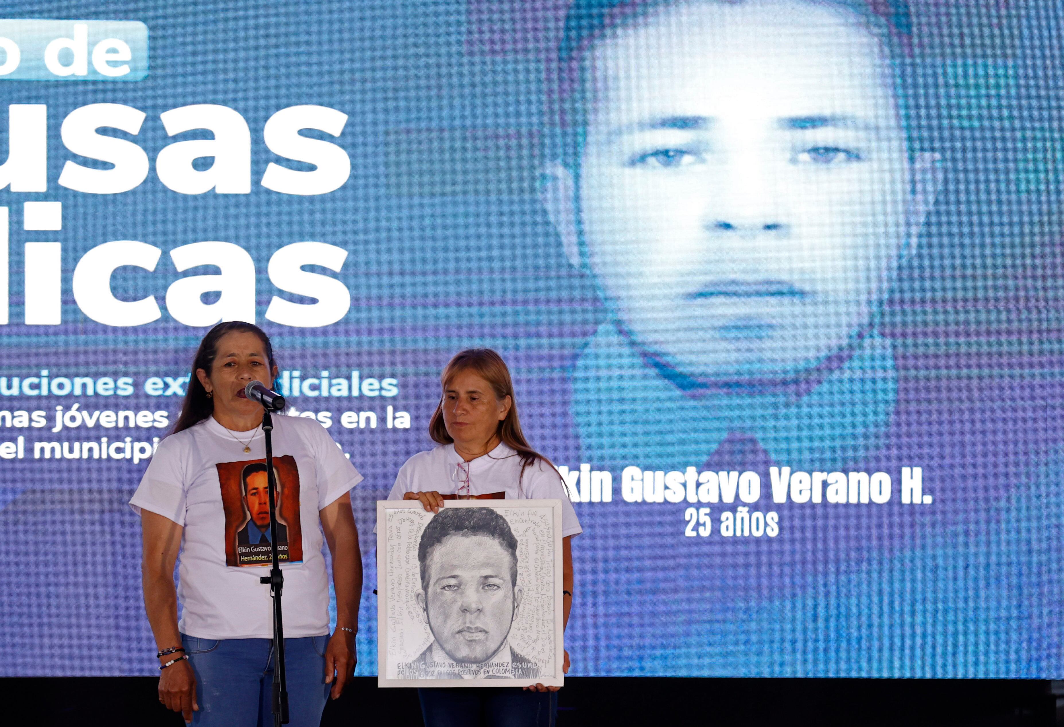 AME4508. BOGOTÁ (COLOMBIA), 03/10/2023.- Flor Hernández (i), madre de Elkin Gustavo Verano, víctima de falso positivo, habla hoy durante un acto de excusas públicas por parte del Estado, en la Plaza de Bolívar en Bogotá (Colombia). El Ministerio de Defensa y el Ejército colombiano pidieron este martes excusas públicas por las ejecuciones de jóvenes de Bogotá y Soacha, en su mayoría pobres, para presentarlos como bajas guerrilleras en combate, casos conocidos en el país como "falsos positivos". EFE/ Mauricio Dueñas Castañeda