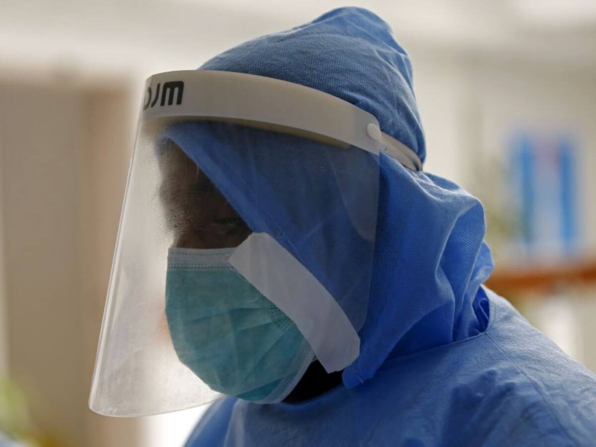 Casos globales de COVID-19 caen por sexta semana consecutiva