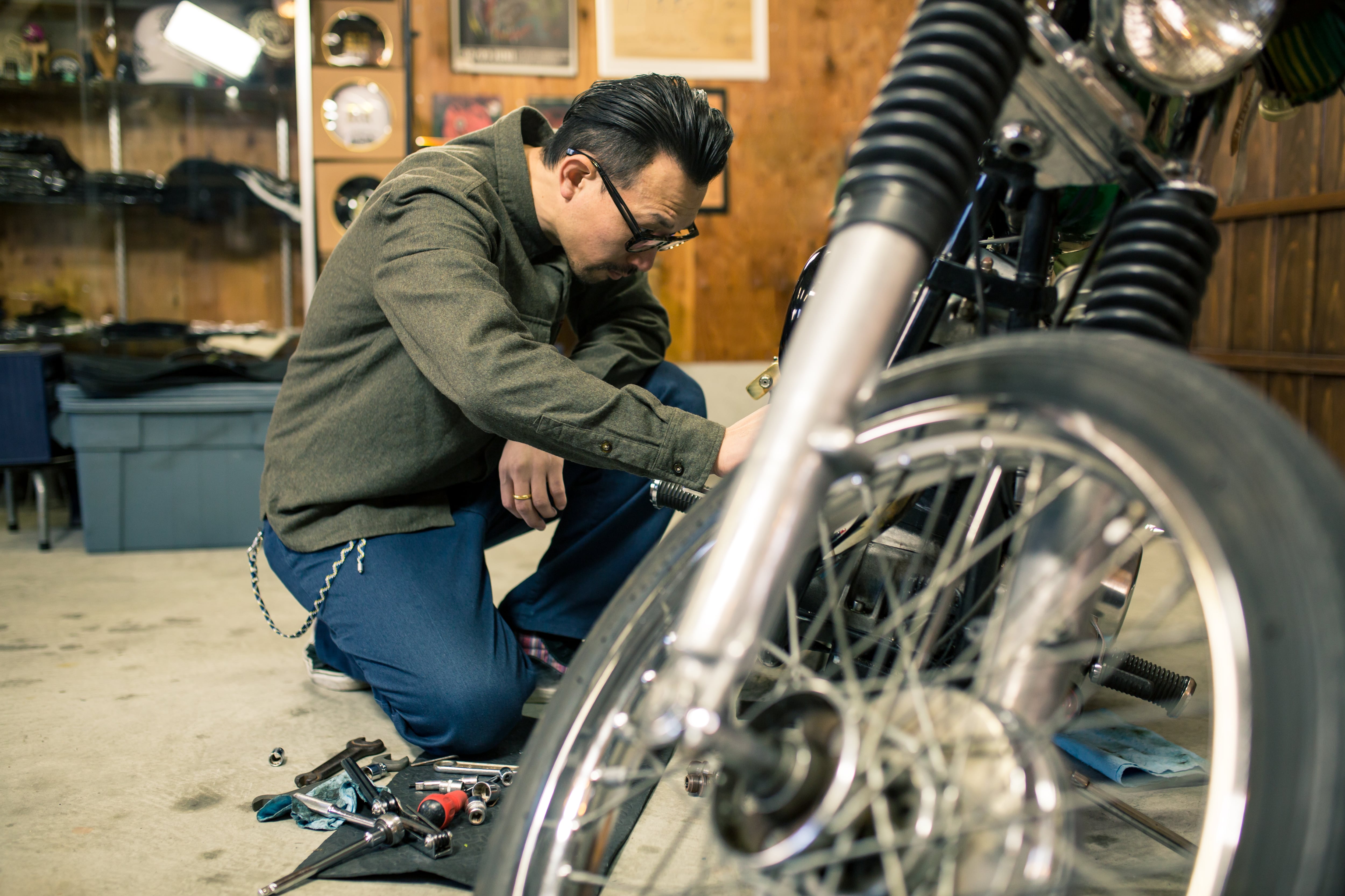 Reparar moto (Getty Images).