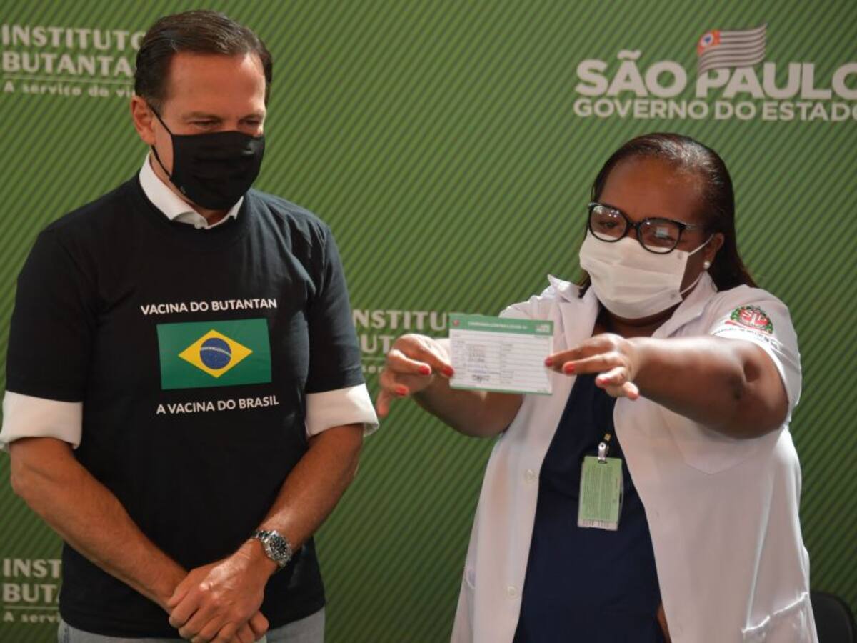 Brasil aprueba uso de dos vacunas contra el COVID-19