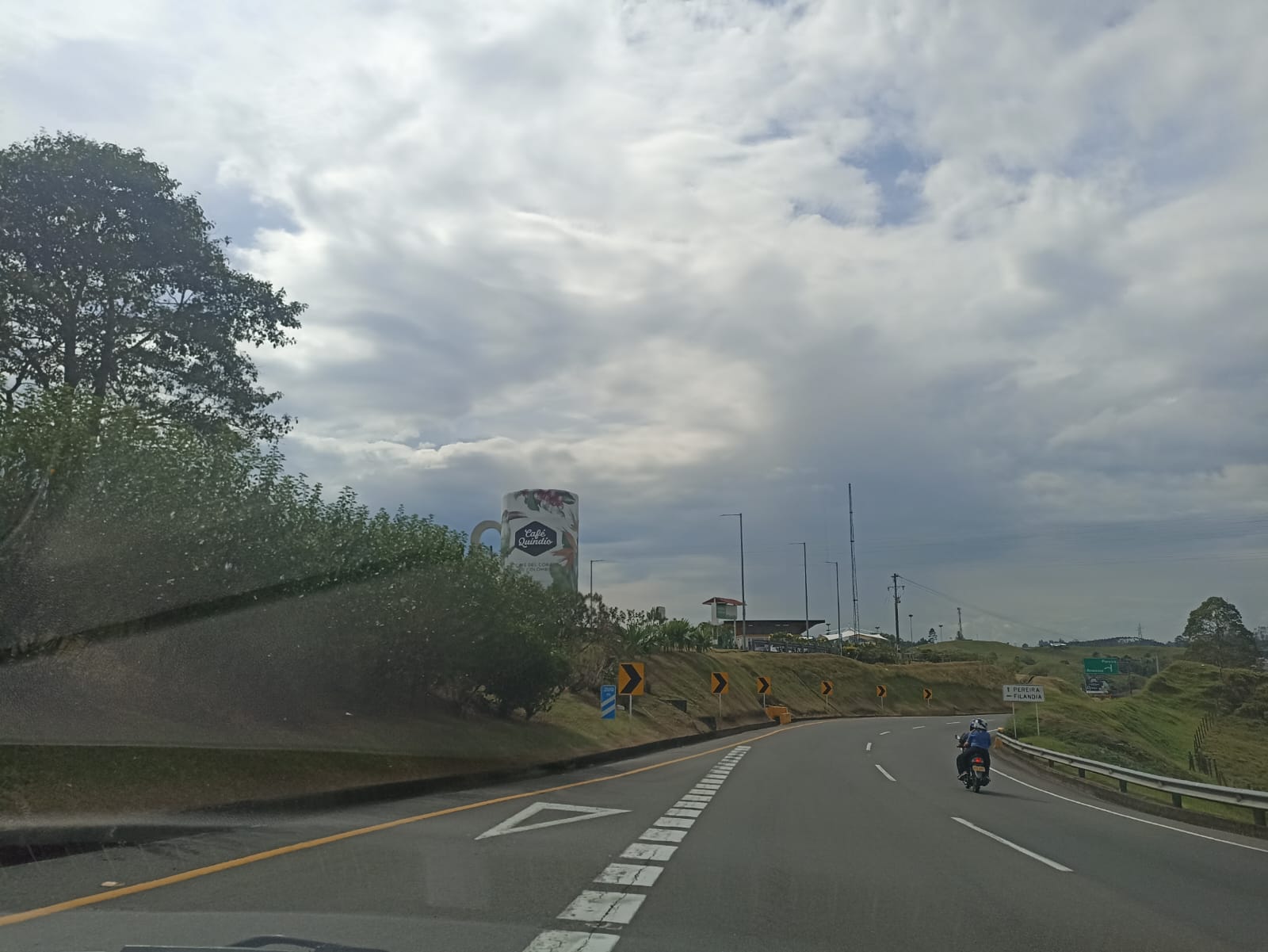 Autopistas del café entre Armenia y Pereira. Foto Adrián Trejos