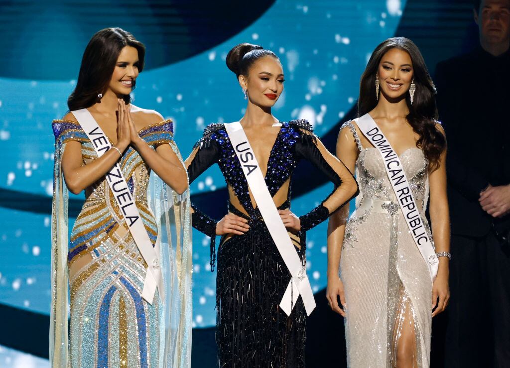 Miss Venezuela, Amanda Dudamel Miss Estados Unidos, R'bonney Gabriel y Miss República Dominicana, Andreína Martínez / (Photo by Jason Kempin/Getty Images)