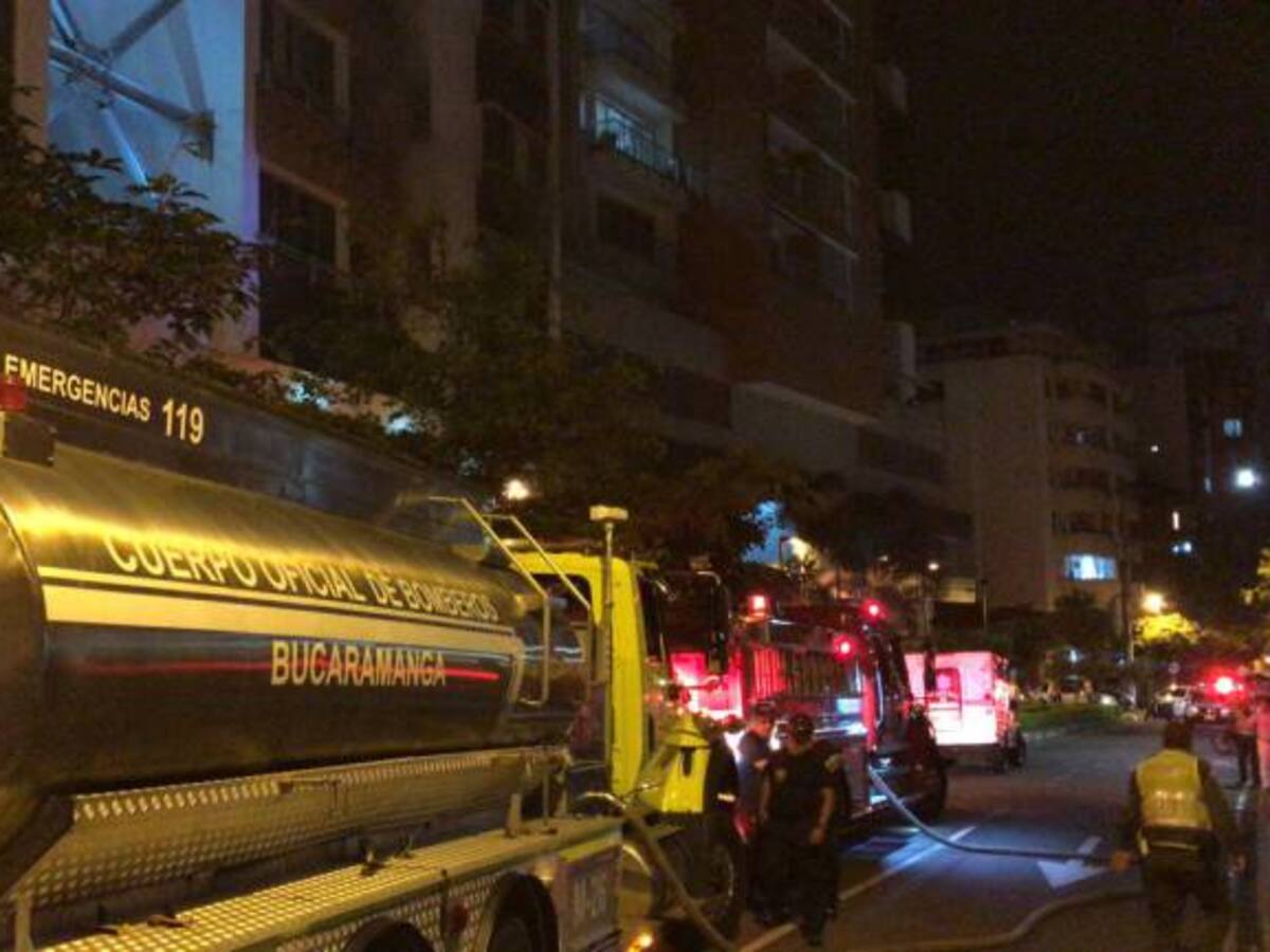 Video: Bomberos atendió incendio en edificio cerca de las Palmas