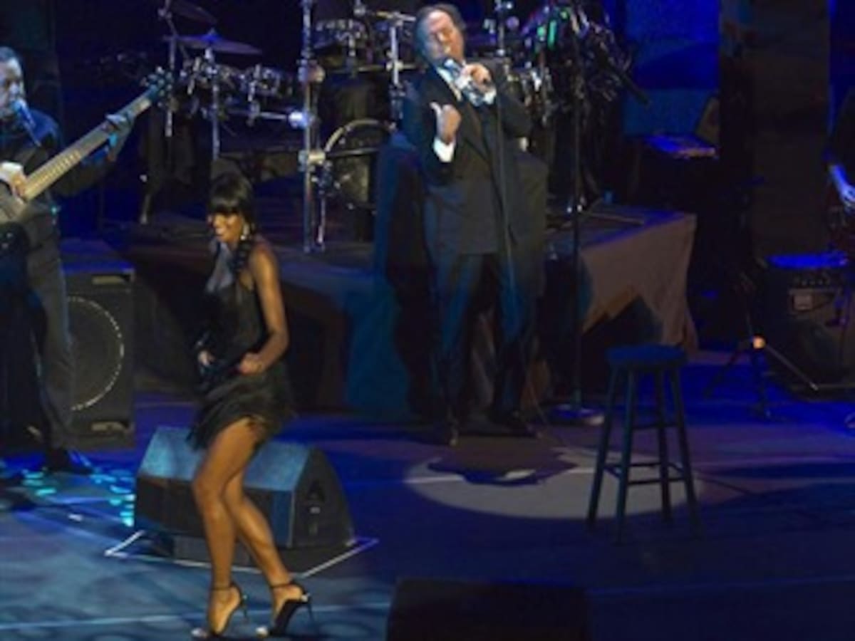 Julio Iglesias inunda con sus canciones de siempre el Teatro Romano de Mérida