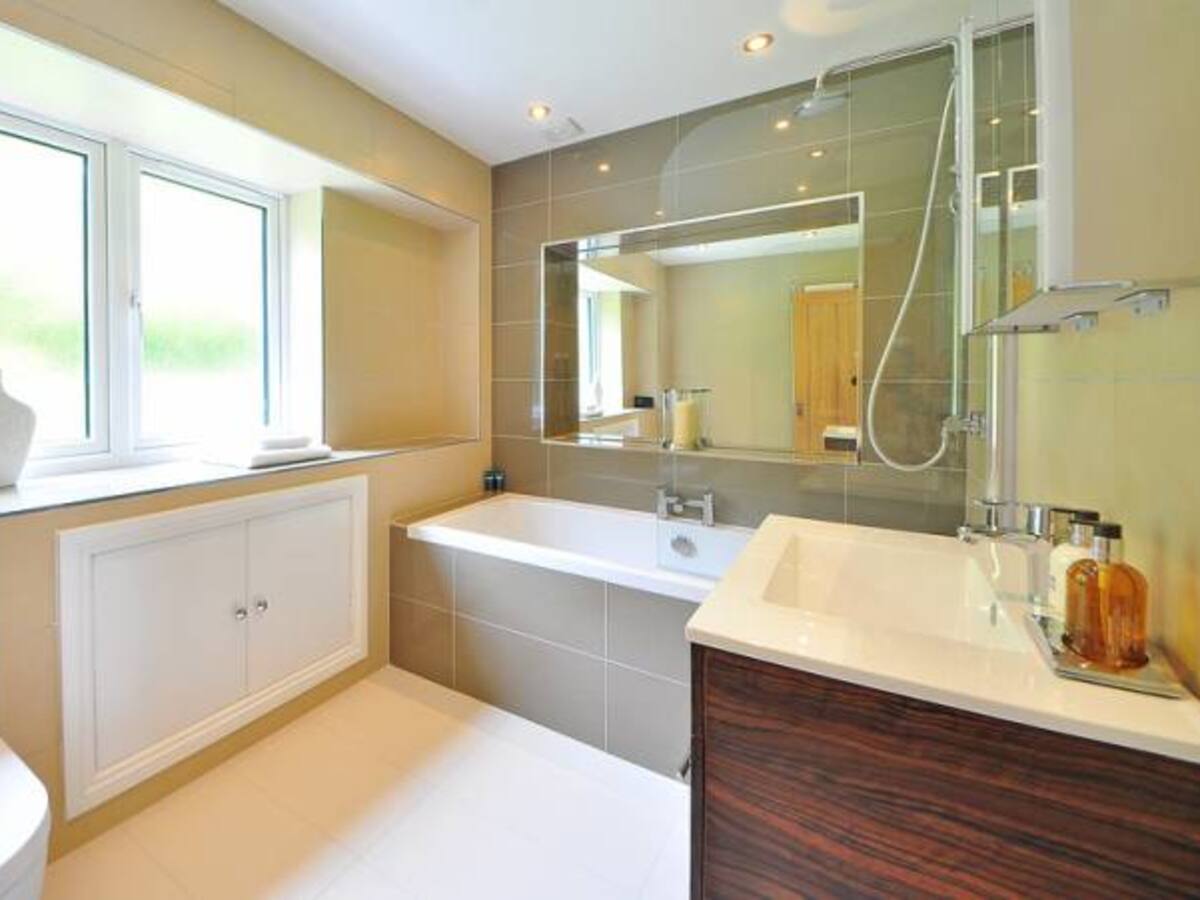 5 cosas que nunca debería guardar en el baño