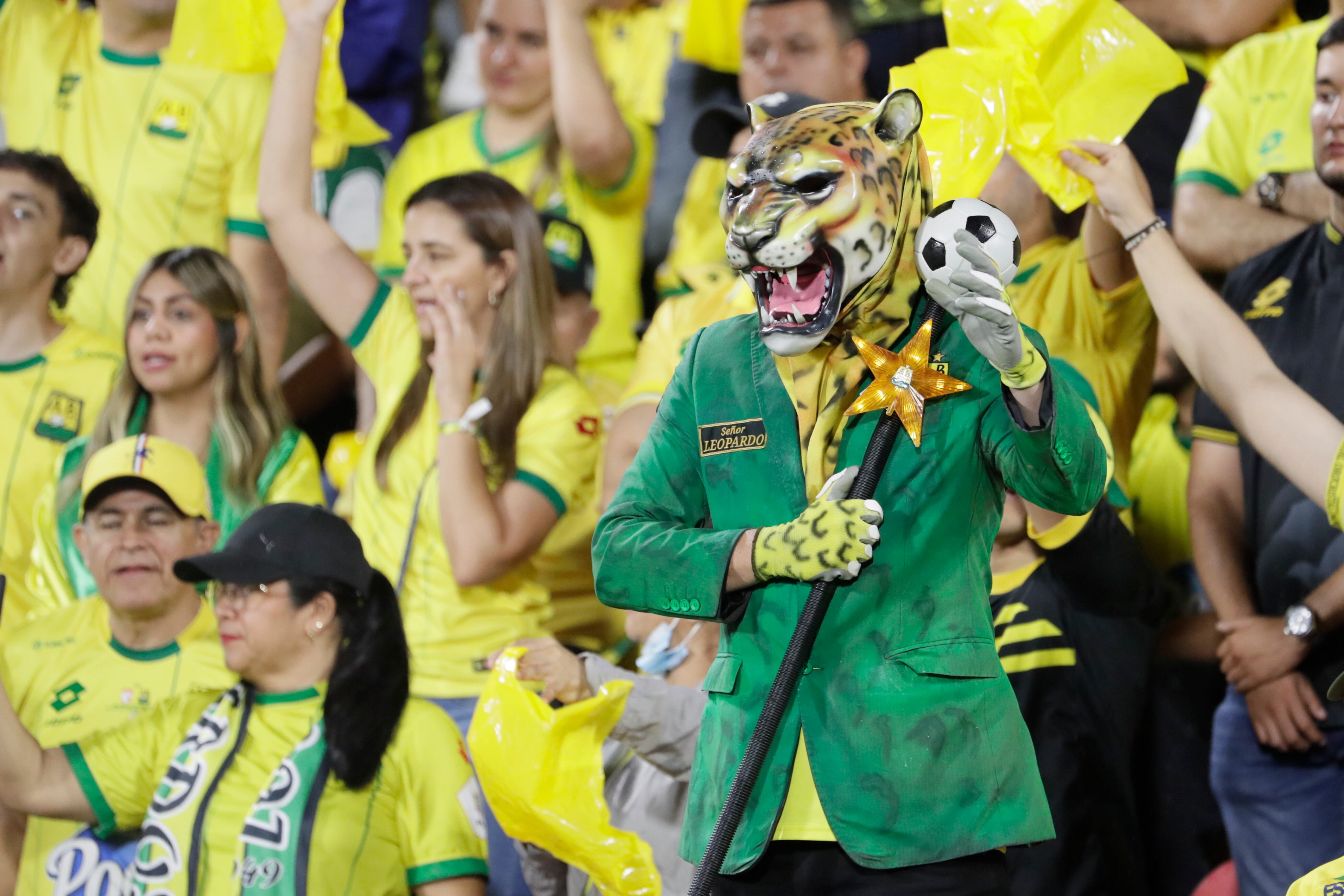 FOTODELDÍA AMDEP4583. BUCARAMANGA (COLOMBIA), 01/04/2025.- Un hincha de Bucaramanga usa una mascara de leopardo este martes, en un partido de la fase de grupos de la Copa Libertadores entre Atlético Bucaramanga y Colo-Colo en el estadio Américo Montanini en Bucaramanga (Colombia). EFE/ Carlos Ortega