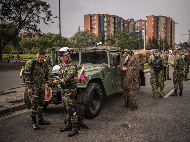 Uniformados del Ejercito Nacional durante desfile militar del 20 de julio 2024 (Photo by Diego Cuevas/Getty Images)