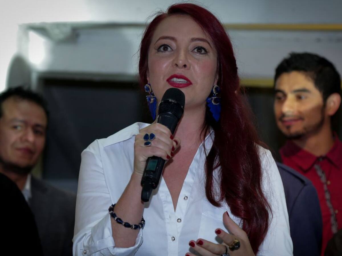 En bikini y muy sensual Cony Camelo pide la renuncia del fiscal