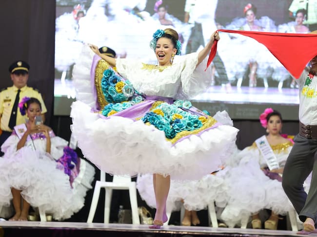 La producción, además tiene una narrativa visual con comparsas, comidas típicas, instrumentos y artistas identitarios de nuestro municipio.