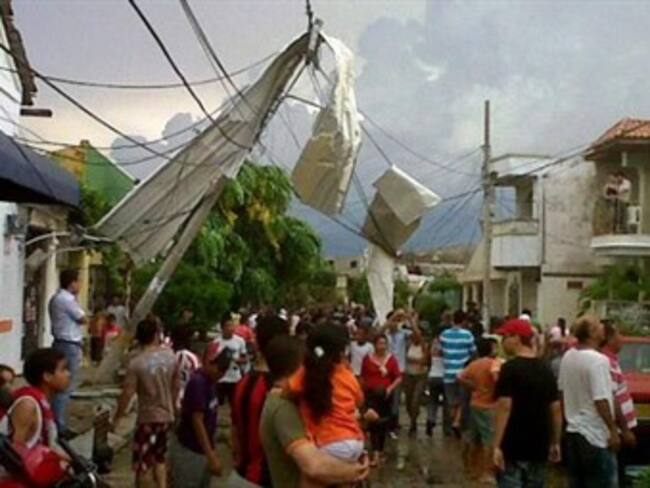 Entregan ayudas por 390 millones de pesos a damnificados por vendaval en Sabanalarga