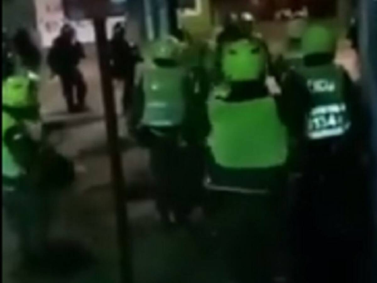 Investigan a Policías que se cambiaron el chaleco para no ser identificados