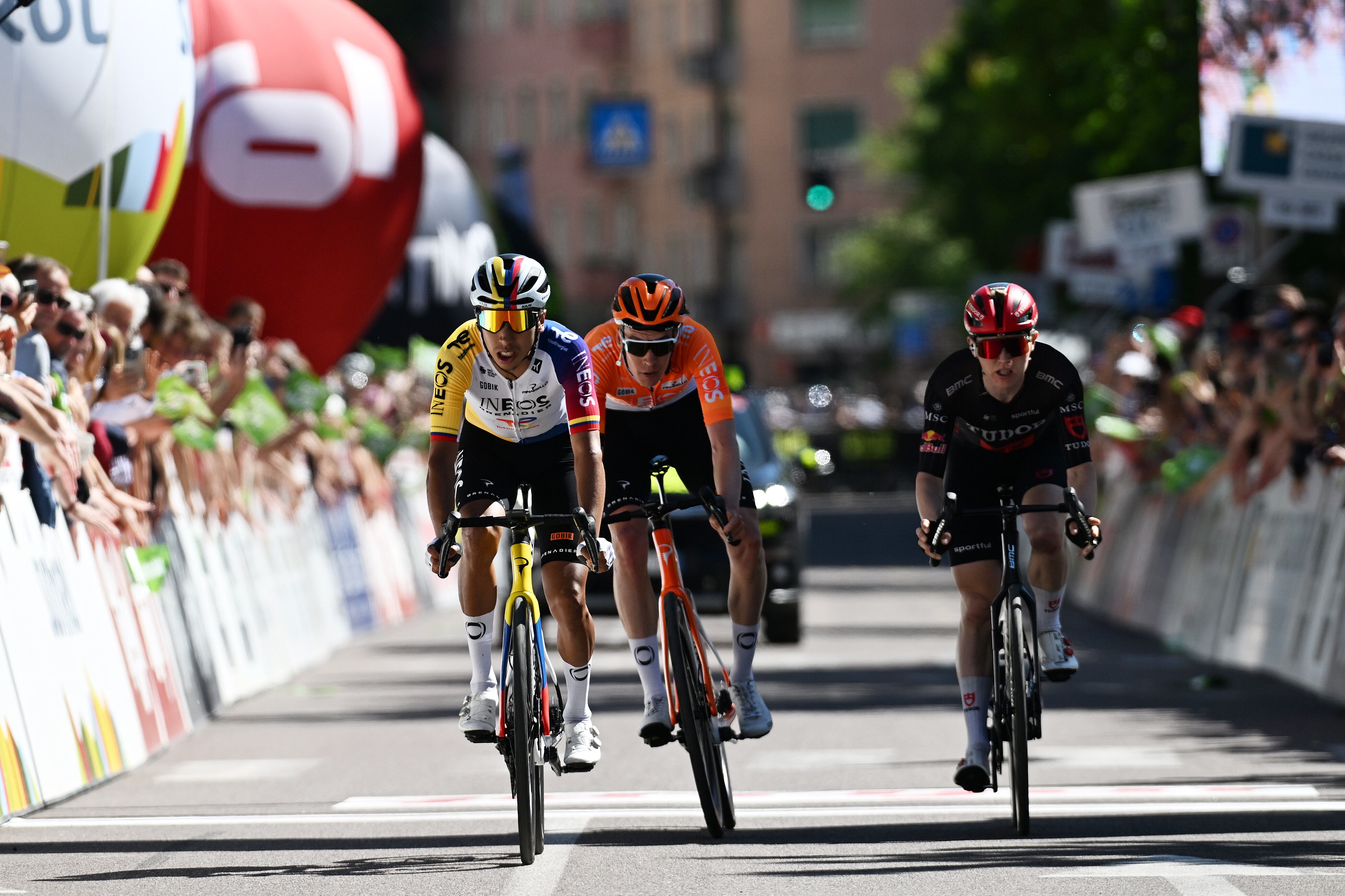 Egan Bernal se aseguró el segundo lugar del Tour de Los Alpes con un emocionante embalaje. (Photo by Tim de Waele/Getty Images)