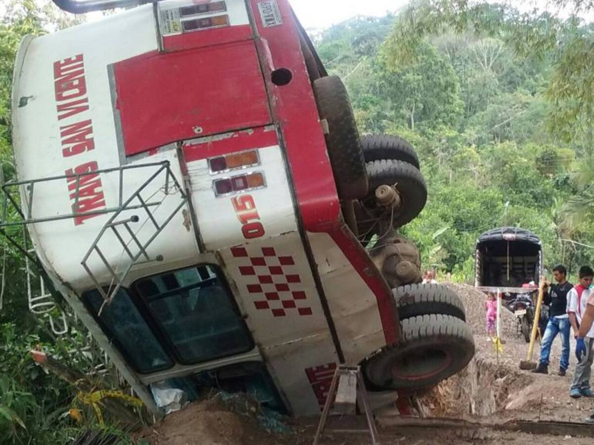 Bus se volcó cuando regresaba de ferias de San Vicente de Chucurí
