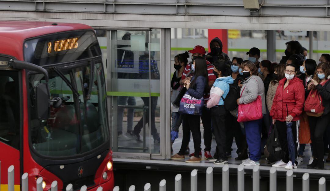 Vendedor apuñaló pasajeros de Transmilenio por no darle dinero