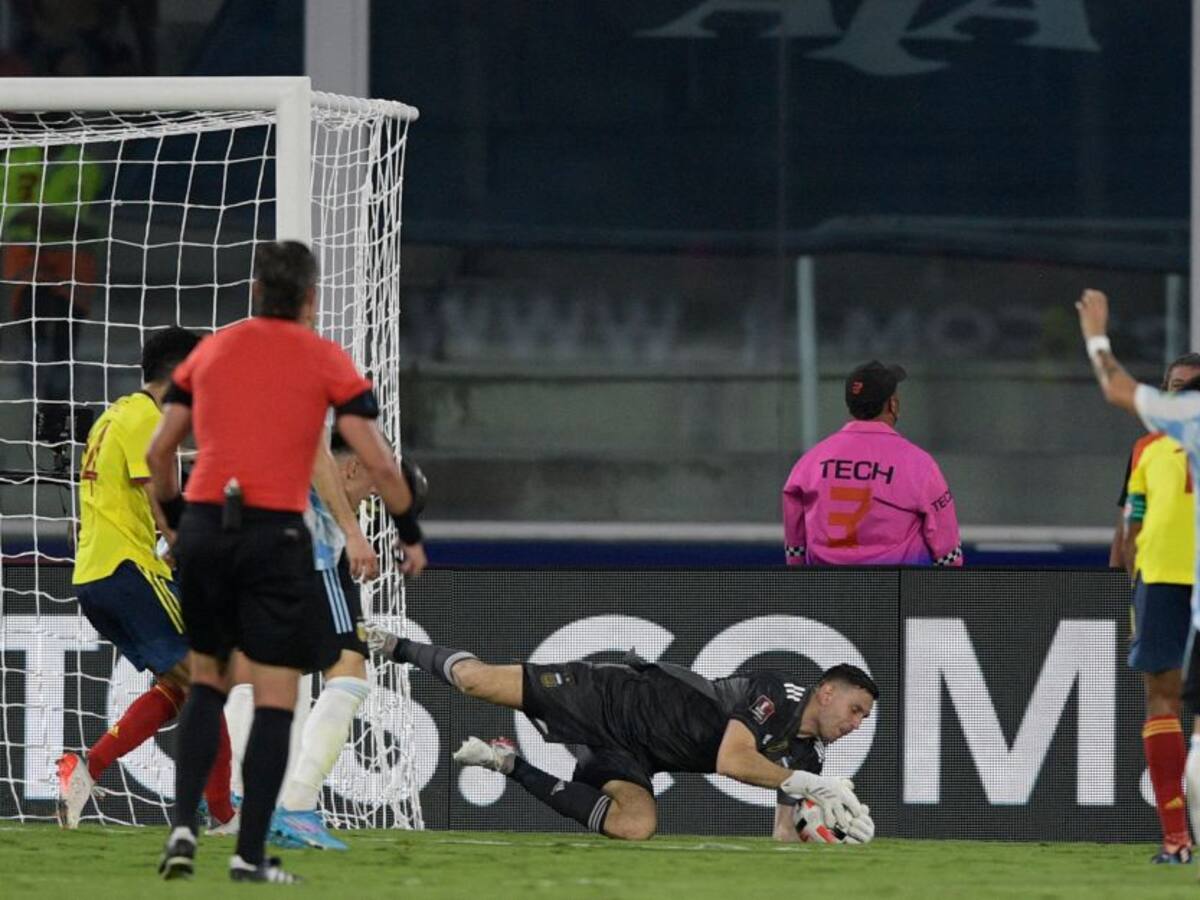 Video: ¡Otra vez! La atajada de 'Dibu' Martínez que ahogó el gol de Borja