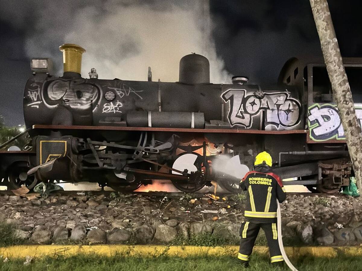 Habitantes en condición de calle le prendieron fuego a la tradicional locomotora de Ibagué