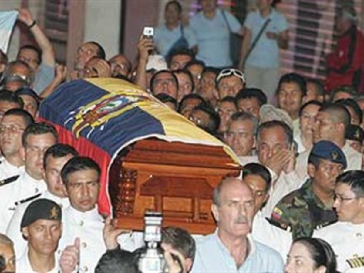Una multitud se congrega en Catedral de Guayaquil en exequias Febres Cordero