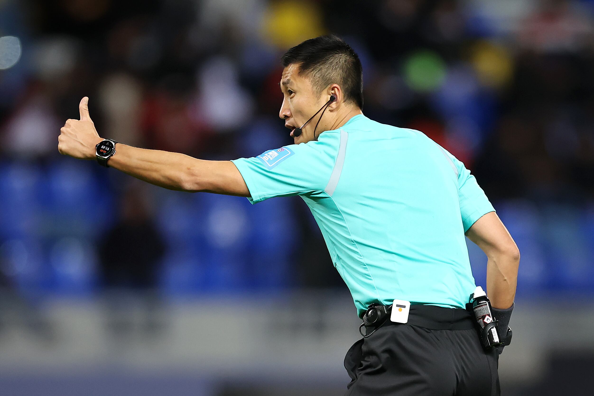Ma Ning, primer árbitro que le explica a los hinchas de un partido su decisión tras revisar el VAR. (Photo by Alex Grimm - FIFA/FIFA via Getty Images)