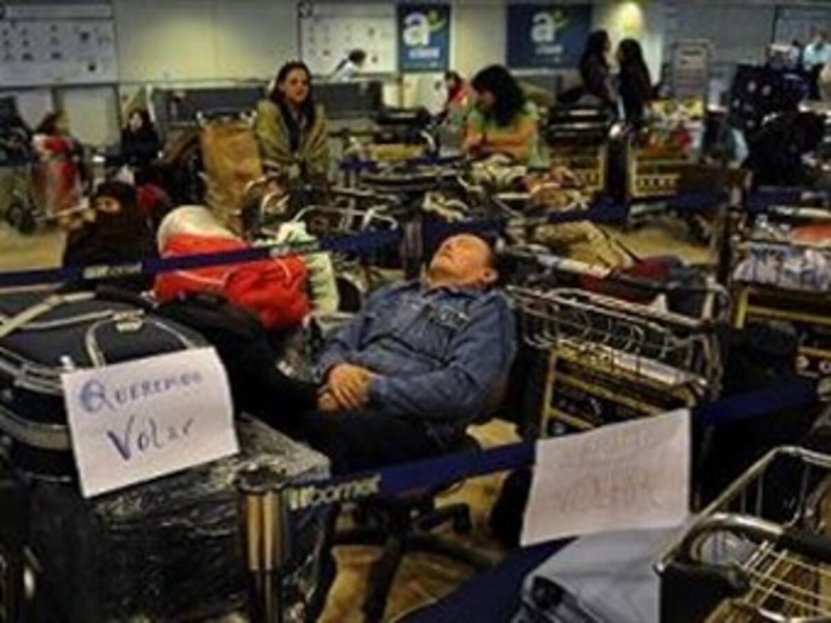 Treinta pasajeros de Air Comet se agrupan en el aeropuerto de Barajas