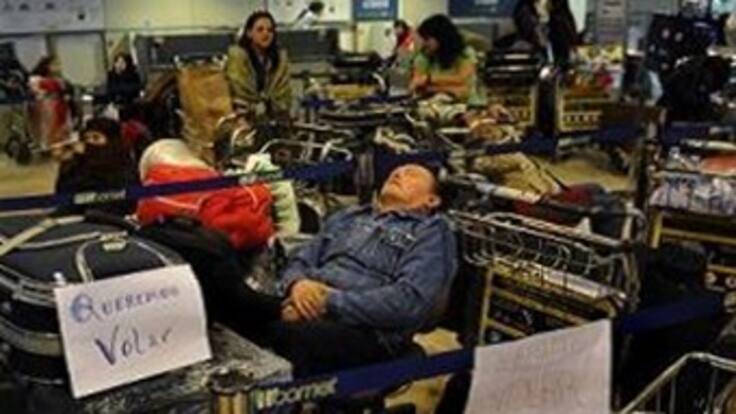 Treinta pasajeros de Air Comet se agrupan en el aeropuerto de Barajas