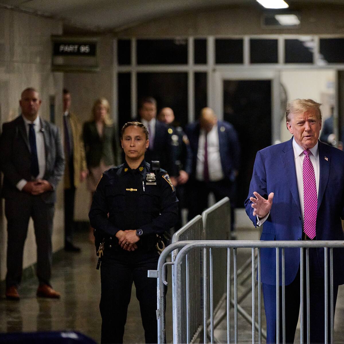Hombre se prende fuego frente a la Corte de Nueva York donde es juzgado Donald Trump