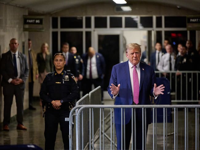 Hombre se prende fuego frente al tribunal donde es juzgado el expresidente de Estados Unidos, Donald Trump  (Foto Curtis Means - Pool/Getty Images)