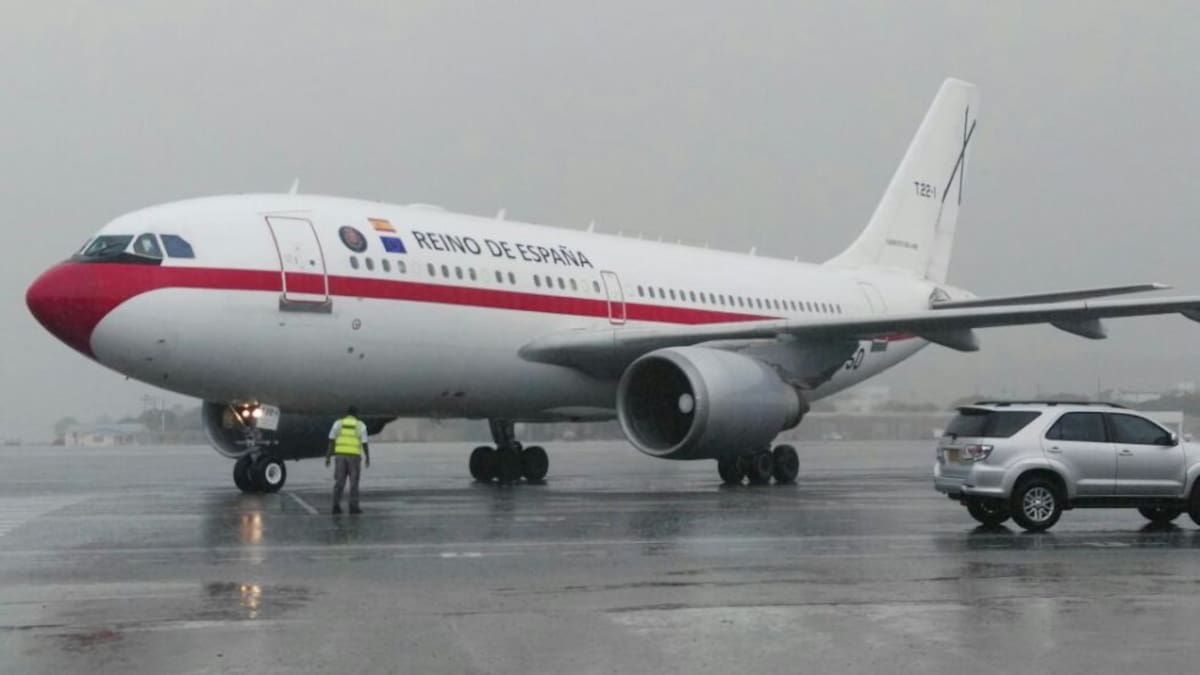 El Rey Juan Carlos de España llegó a bordo de un Airbus A310-304, que presta sus servicios para el Ejército del Aire de ese país. Es un avión de pasajeros de dos motores, que fue diseñado y presentado por la firma francesa Airbus en 1978. El Airbus A310 alcanza una velocidad máxima de 900 km/h y tiene una autonomía cercana a los 9.600 km, que lo hace ideal para viajes trasatlánticos. Aunque ya no se encuentra en el mercado, este avión ronda los 30 millones de euros en su valor comercial.