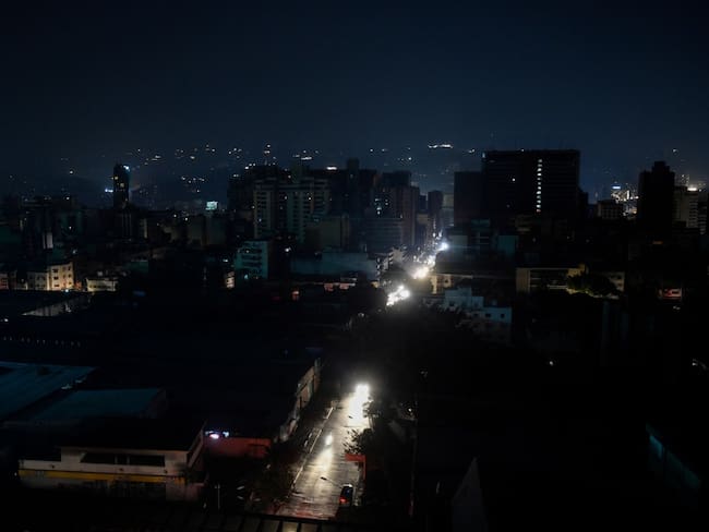 Apagón vuelve a dejar a oscuras a Caracas y varias regiones de Venezuela