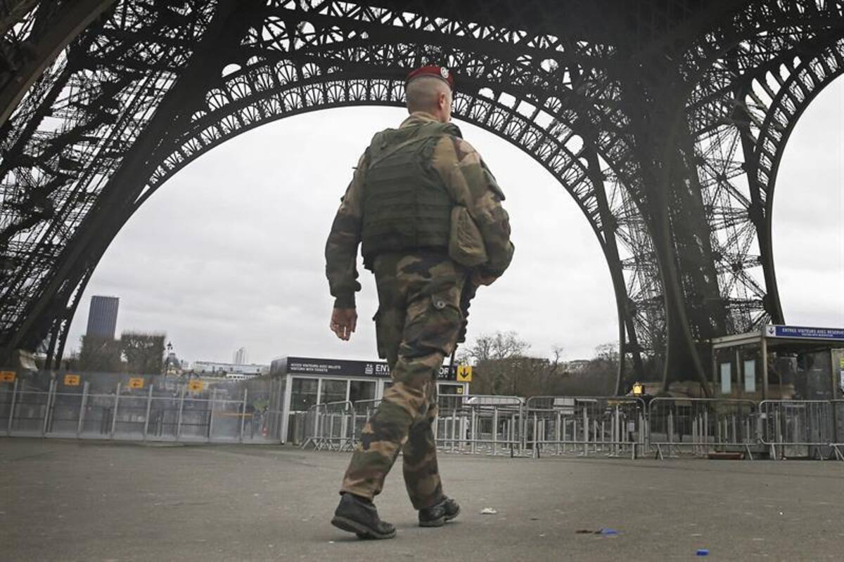 Monumentos como la Torre Eiffel son fuertemente custodiados. Los uniformados patrullan todas las ciudades luego de que Al Qaeda en Yemen amenazara con más ataques como el de París contra "infieles" a Mahoma. Foto: Efe