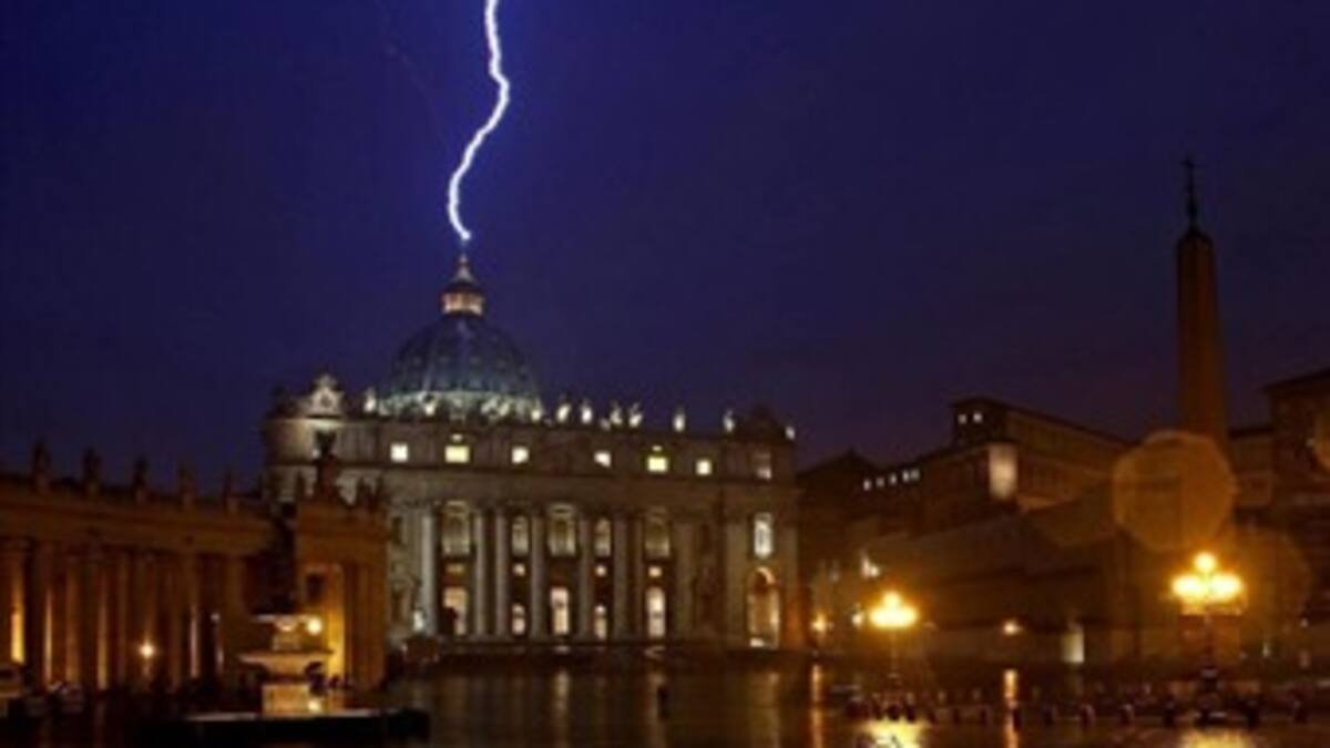 Un rayo cae en el Vaticano tras la renuncia del papa Benedicto XVI
