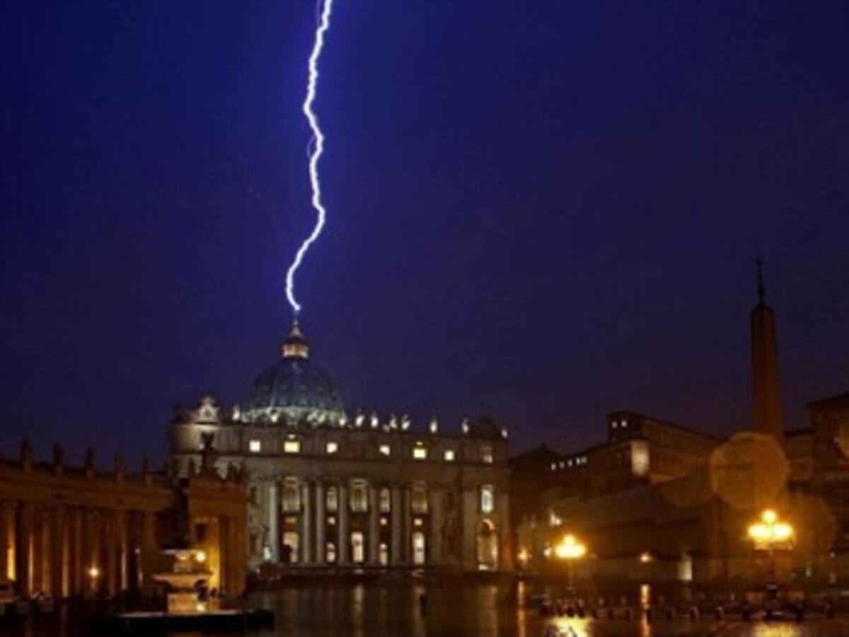 Un rayo cae en el Vaticano tras la renuncia del papa Benedicto XVI