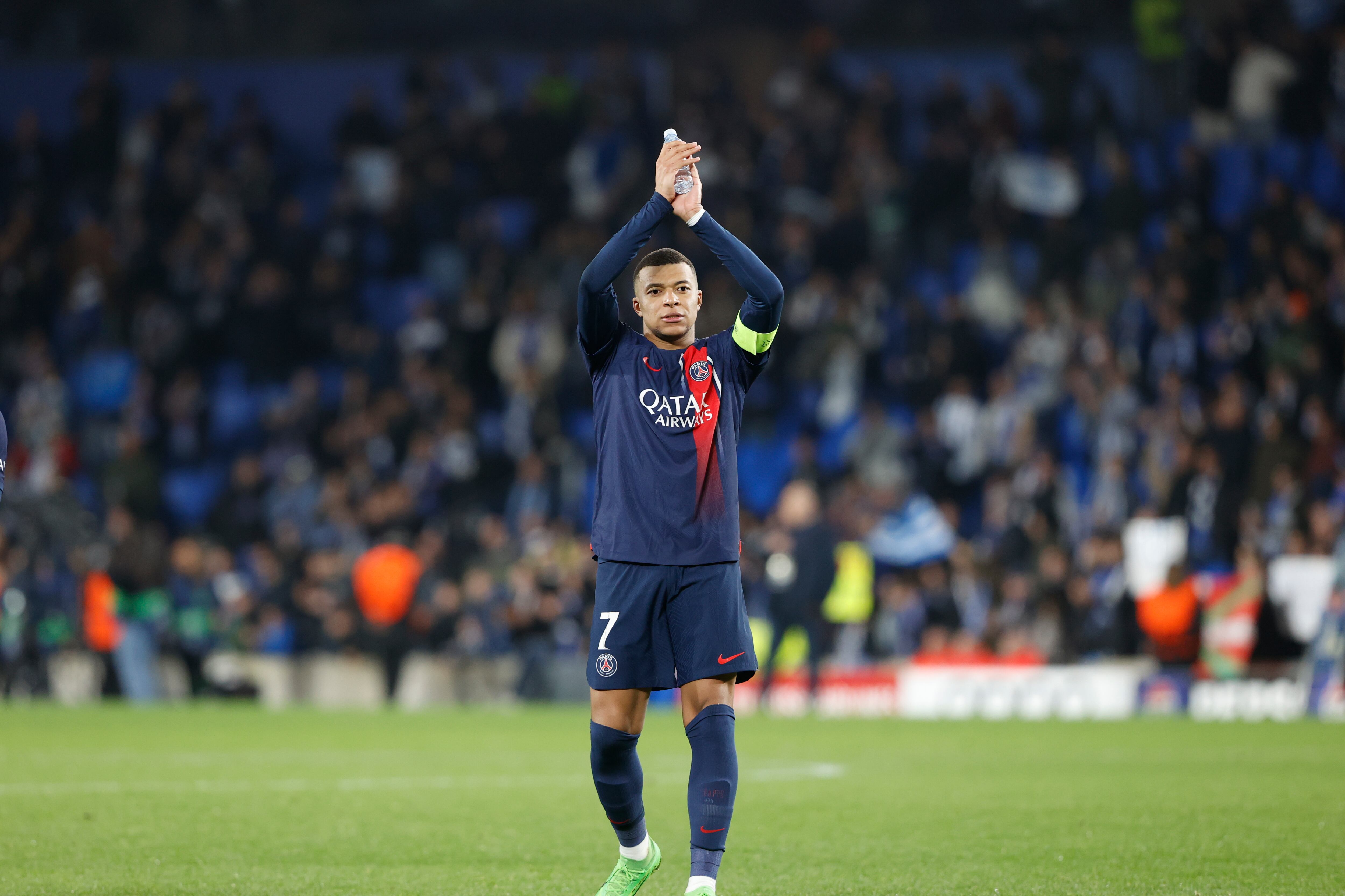 SAN SEBASTIÁN, 05/03/2024.- El delantero del PSG, Kylian Mbappe, a la finalización del encuentro correspondiente a la vuelta de los octavos de final de la Liga de Campeones que Real Sociedad y PSG han disputado hoy martes en el Reale Arena, en San Sebastián. EFE / Juan Herrero.