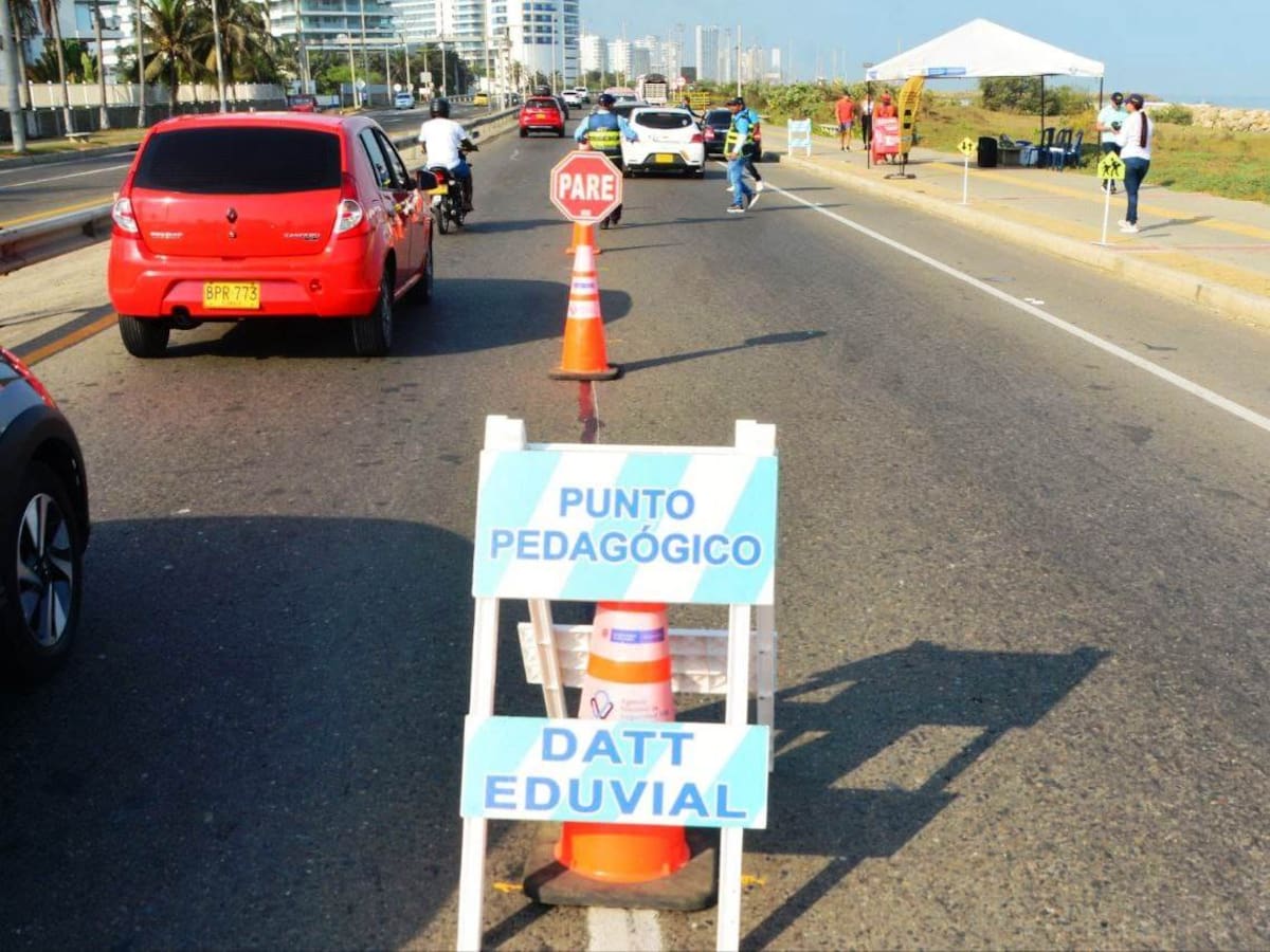 DATT recibe a los turistas en entrada a Cartagena por la Vía al Mar