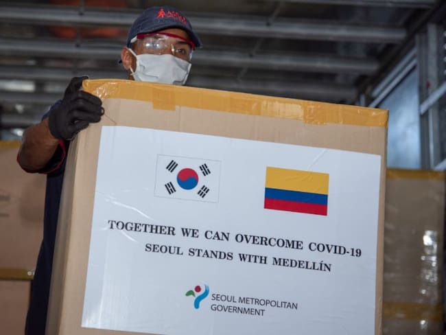 Gobierno de Seúl dona 3.000 trajes quirúrgicos a médicos de Medellín
