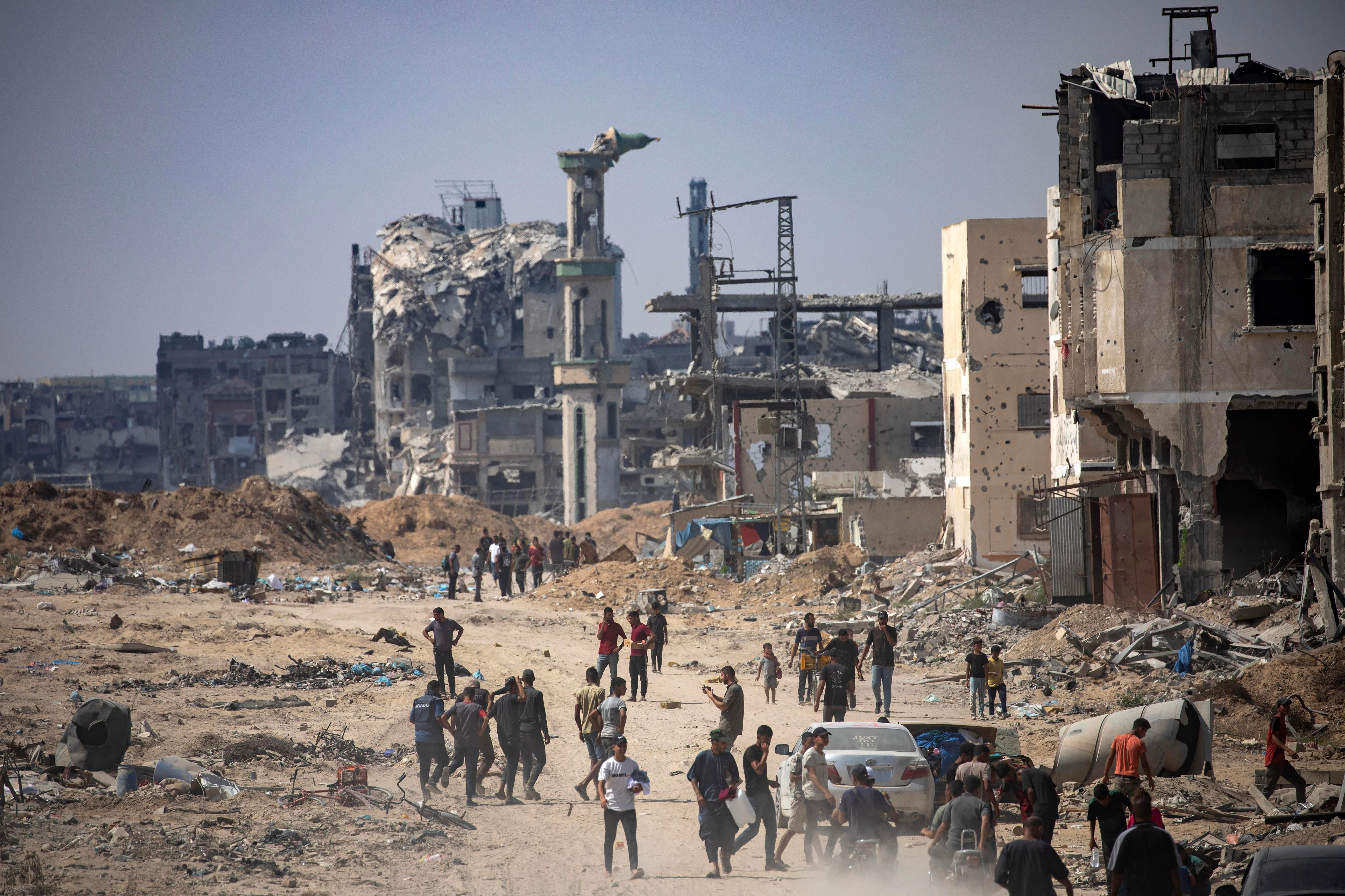 Palestinos desplazados inspeccionan la zona destruída después de una operación militar terrestre de las fuerzas israelíes, en el campamento de Khan Younis, en el sur de la Franja de Gaza, el 30 de agosto de 2024. 
 EFE/EPA/HAITHAM IMAD