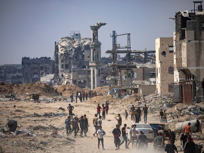 Palestinos desplazados inspeccionan la zona destruída después de una operación militar terrestre de las fuerzas israelíes, en el campamento de Khan Younis, en el sur de la Franja de Gaza, el 30 de agosto de 2024.
EFE/EPA/HAITHAM IMAD