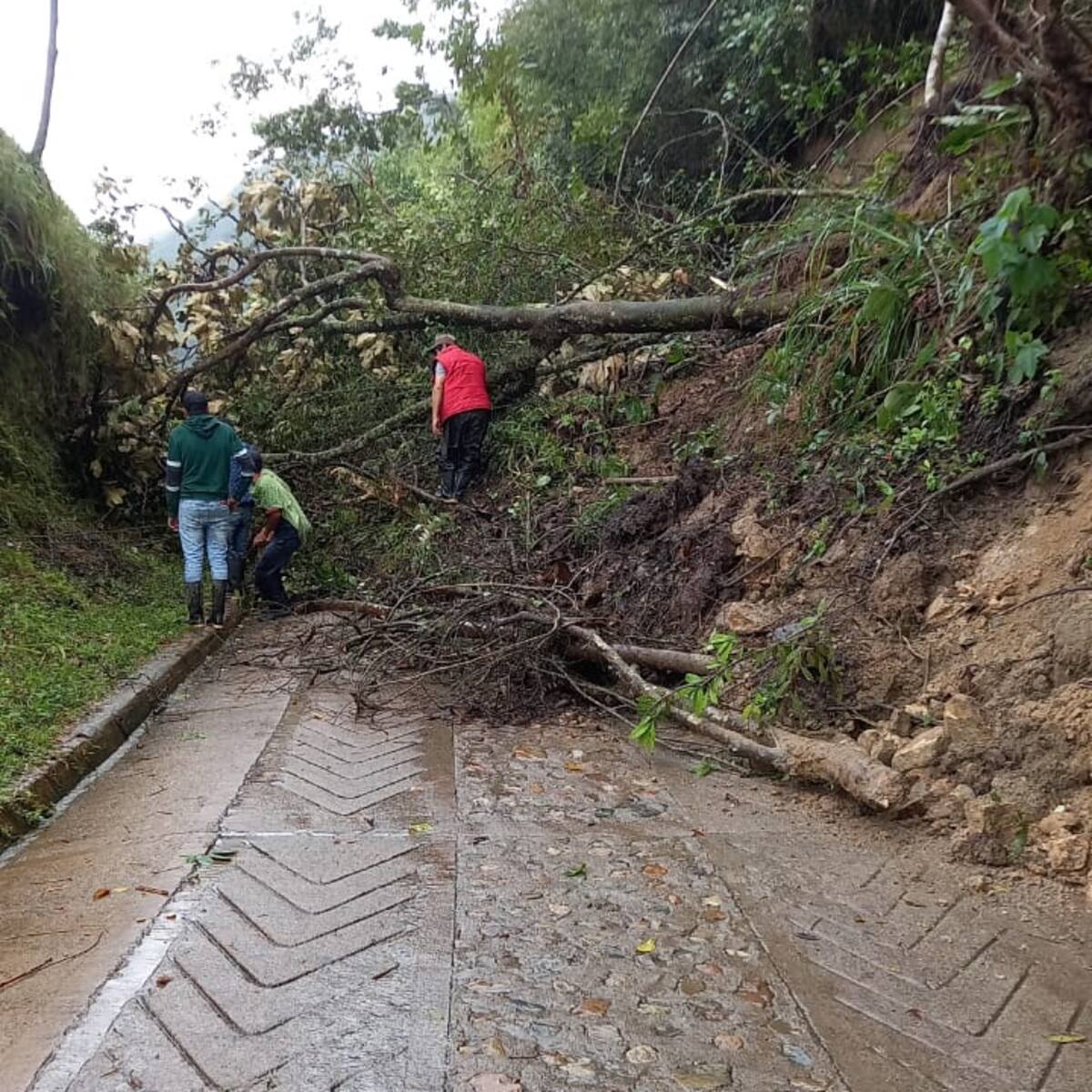 Lluvias afectan movilidad y misión médica en zona rural de Neiva