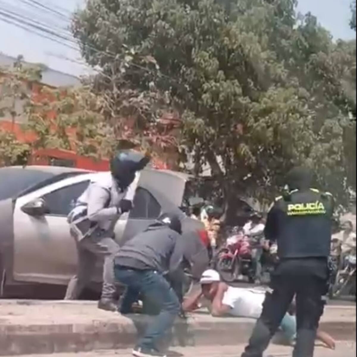 Policía captura a dos hombres en la entrada del barrio Los Caracoles, en Cartagena