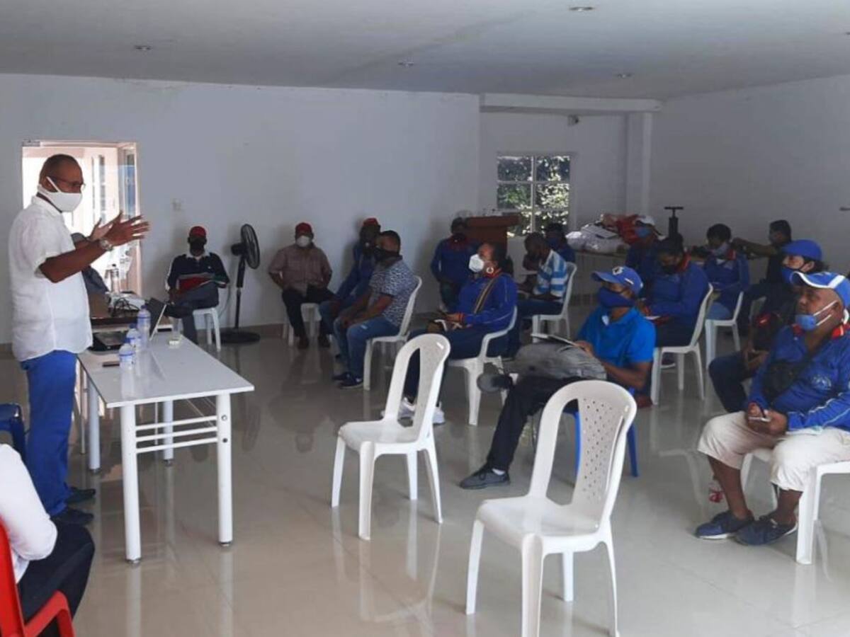 Distrito socializa con los carperos el plan piloto de reapertura de playas