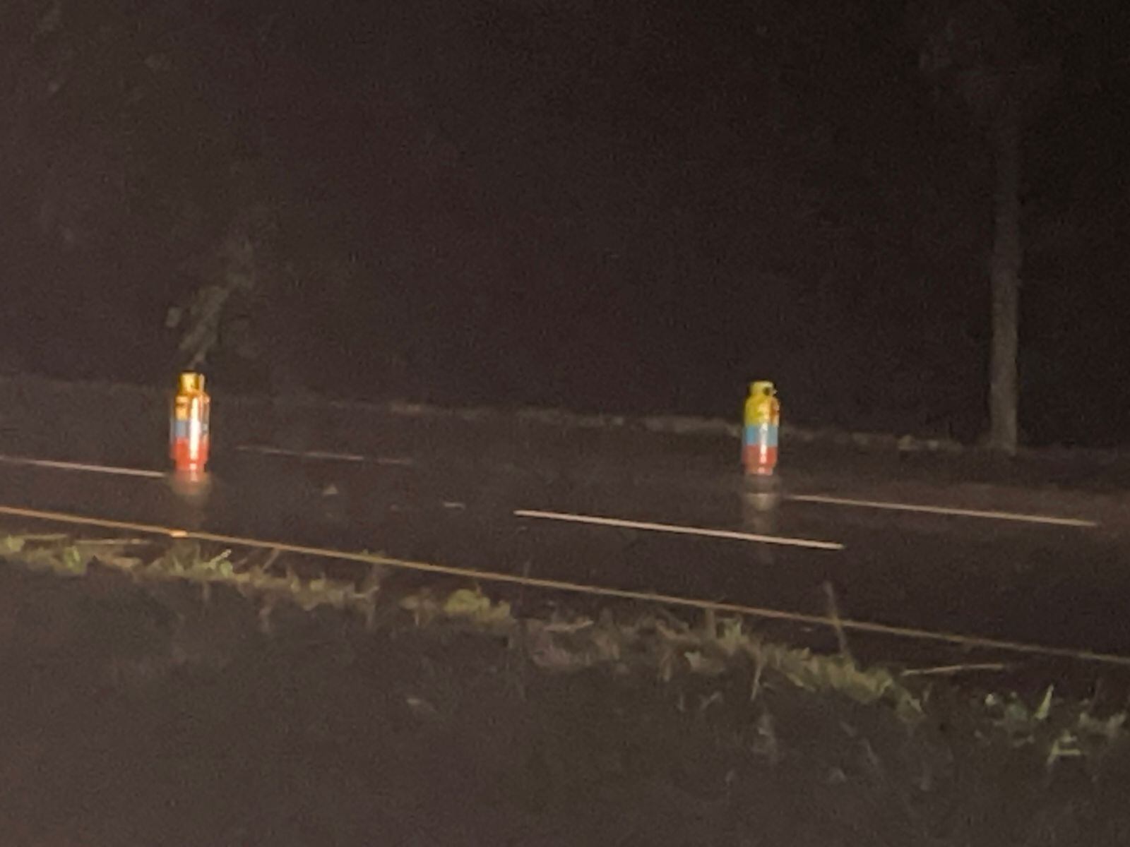 Alerta en la recta Cali-Palmira por presencia de cilindros con grafitis de las disidencias de las FARC