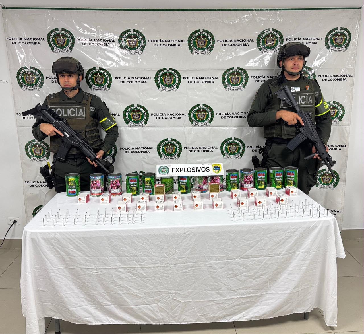 Detonadores incautados en la vía Panamericana camuflados en recipientes de semillas agrícolas. Crédito: Policía Nacional.