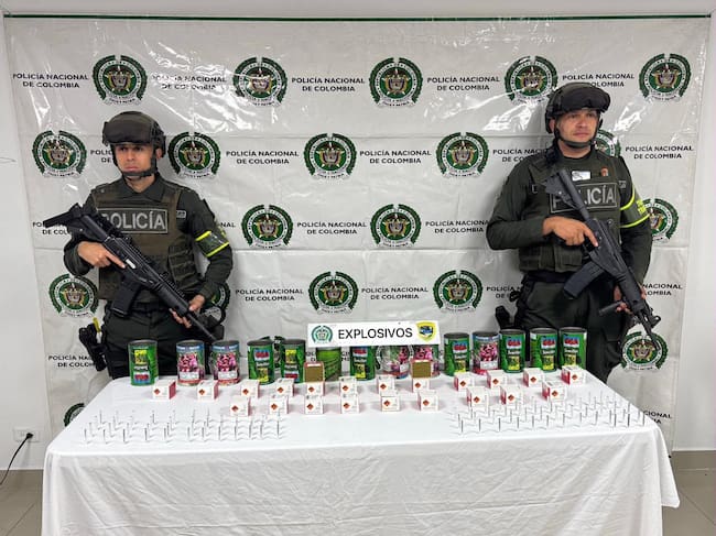 Detonadores incautados en la vía Panamericana camuflados en recipientes de semillas agrícolas. Crédito: Policía Nacional.
