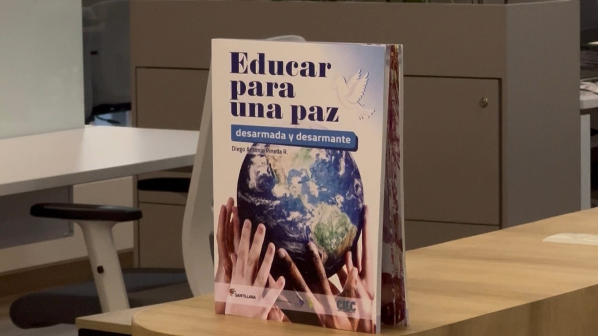 Educar para una paz desarmada y desarmante; una guía para todos los maestros de América Latina. | Foto: Sara Medellin