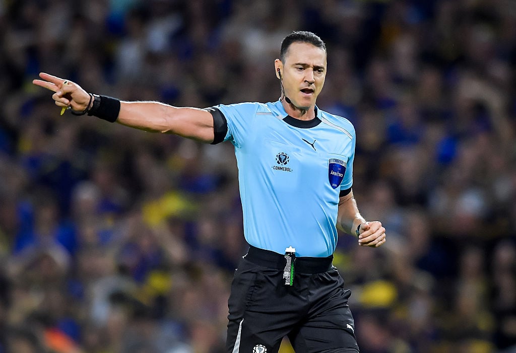 Wilmar Roldán dirigiendo el juego entre Boca y U. Católica. (Photo by Marcelo Endelli/Getty Images)