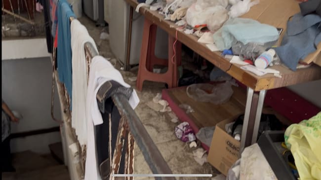 Juan Felipe alcanzó a reaccionar, tomó a su mamá y a Kiara y los llevó hasta una mesa para protegerse.