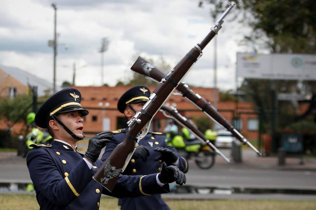 Miles de bogotanos salieron a las calles a observar el desfile del 20 de julio que realizan las Fuerzas Armadas Colombianas.
