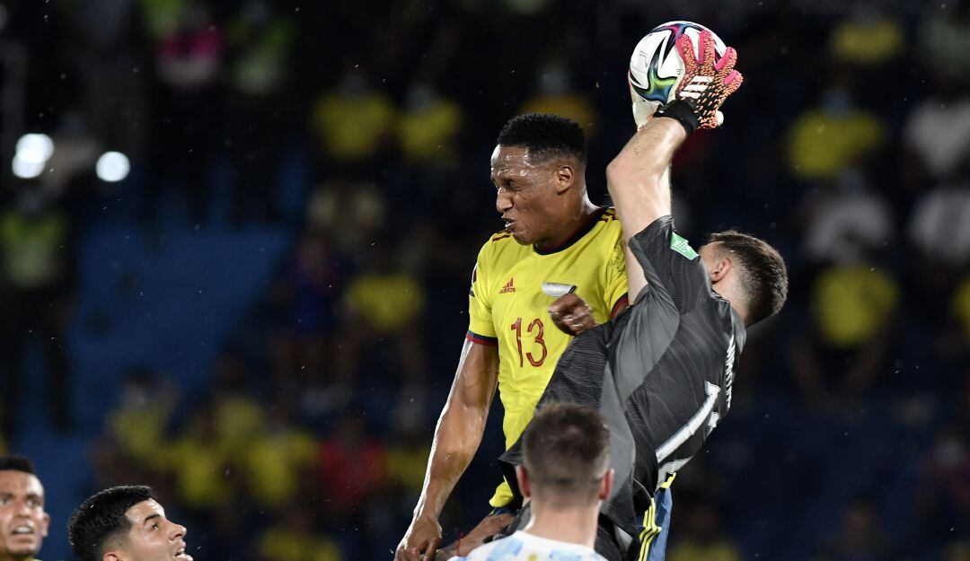 Momento del choque entre Yerry Mina y Emiliano Martínez en el partido entre Colombia y Argentina