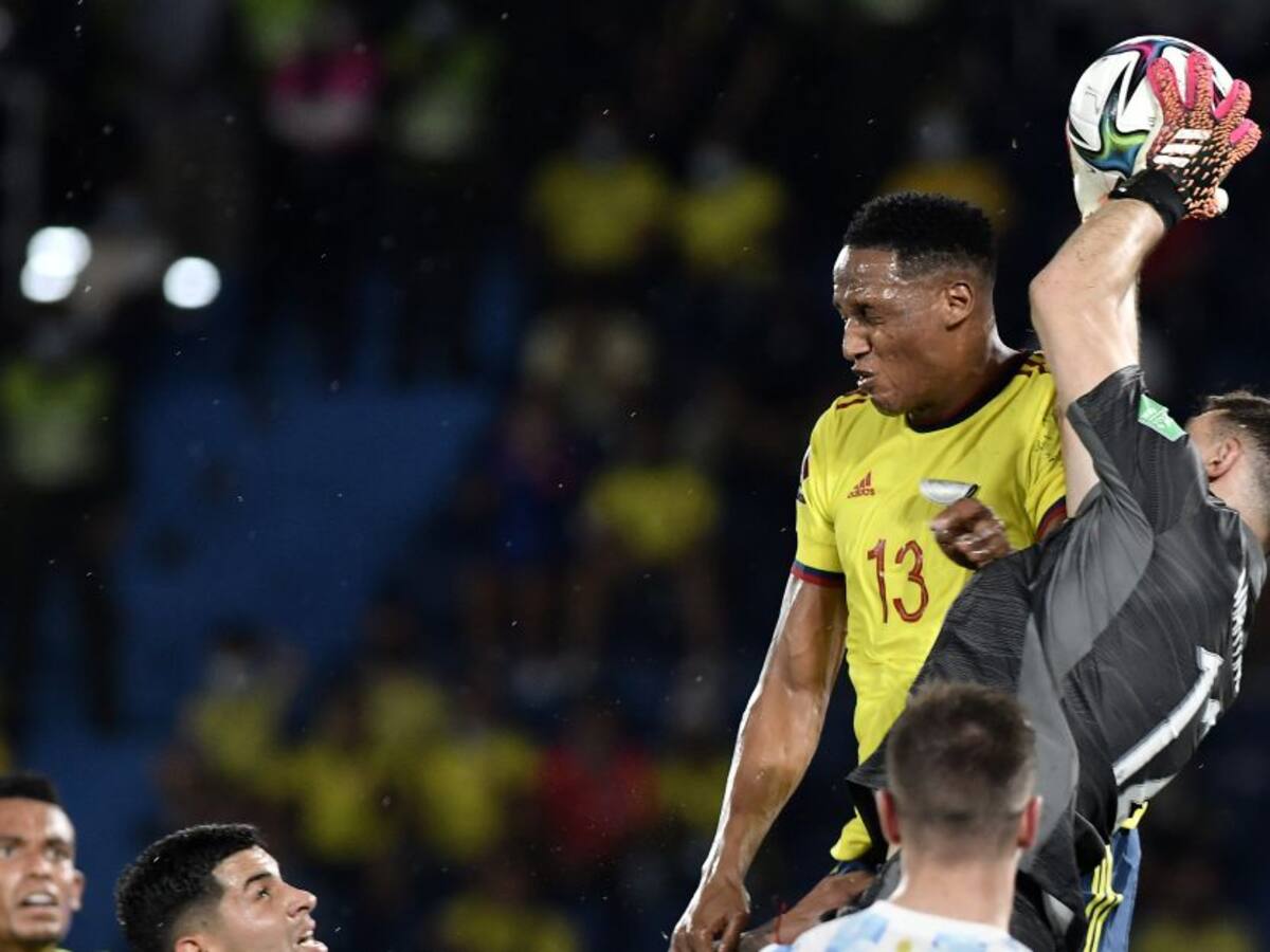 "Cosas de partido": Martínez tomó como una jugada normal el choque con Mina